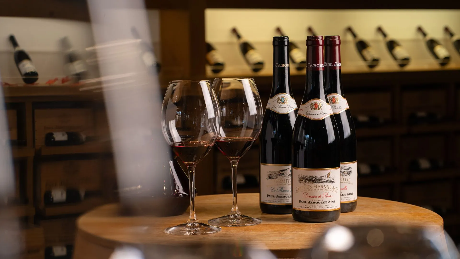 Bouteilles et verres de vin rouge sur une table dans le caveau