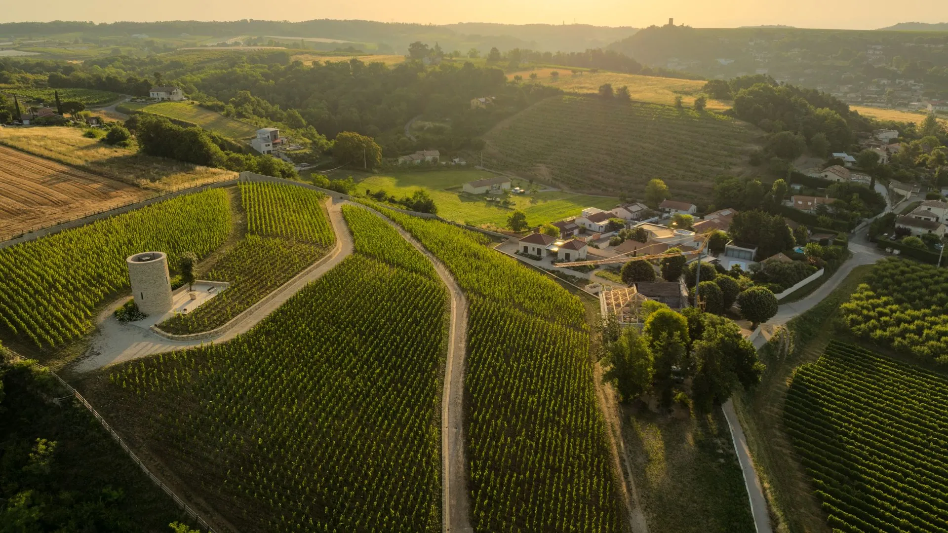 Vue aérienne des coteaux et de la tour au coucher du soleil