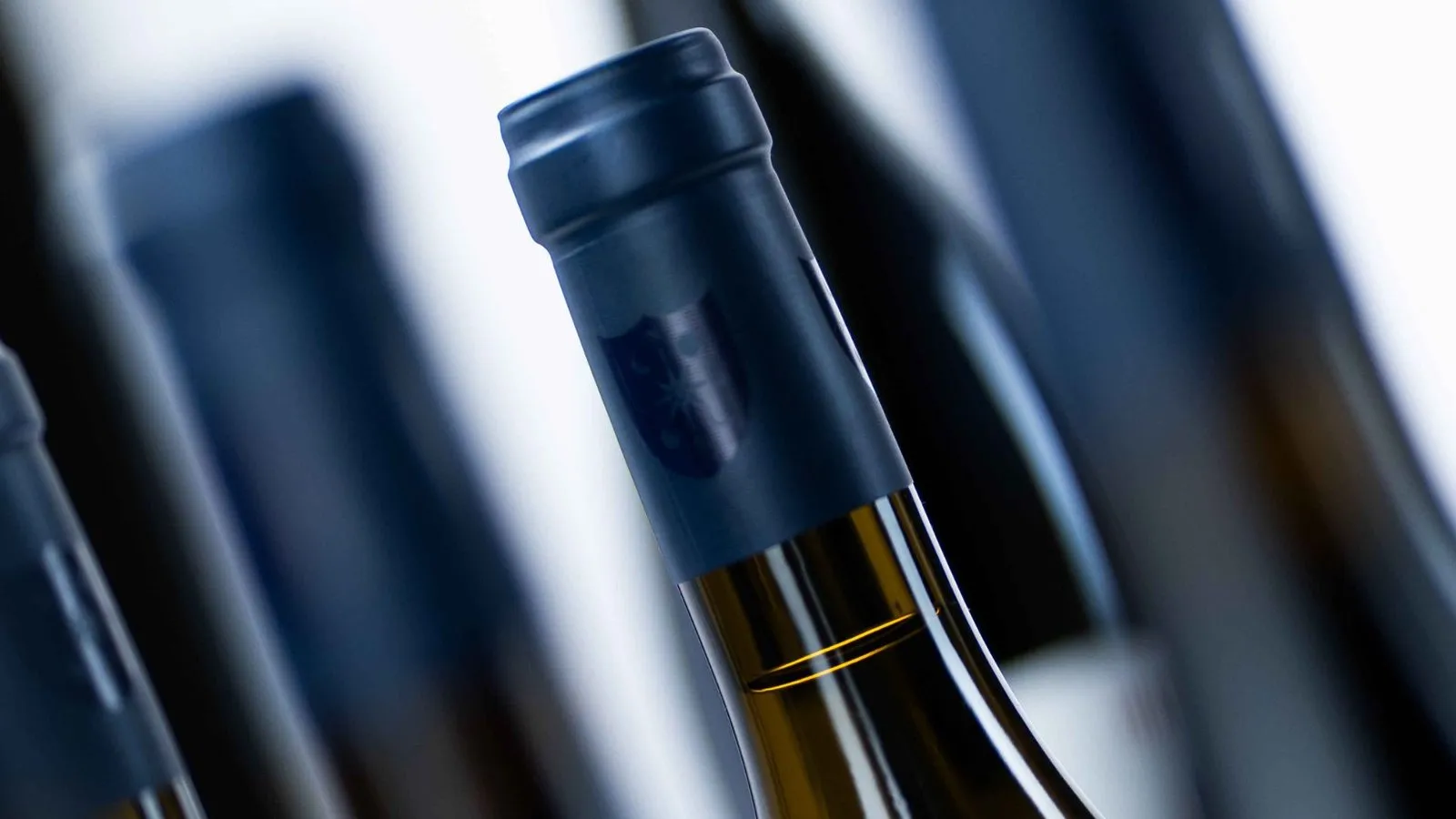 Gros plan sur le goulot d'une bouteille de vin