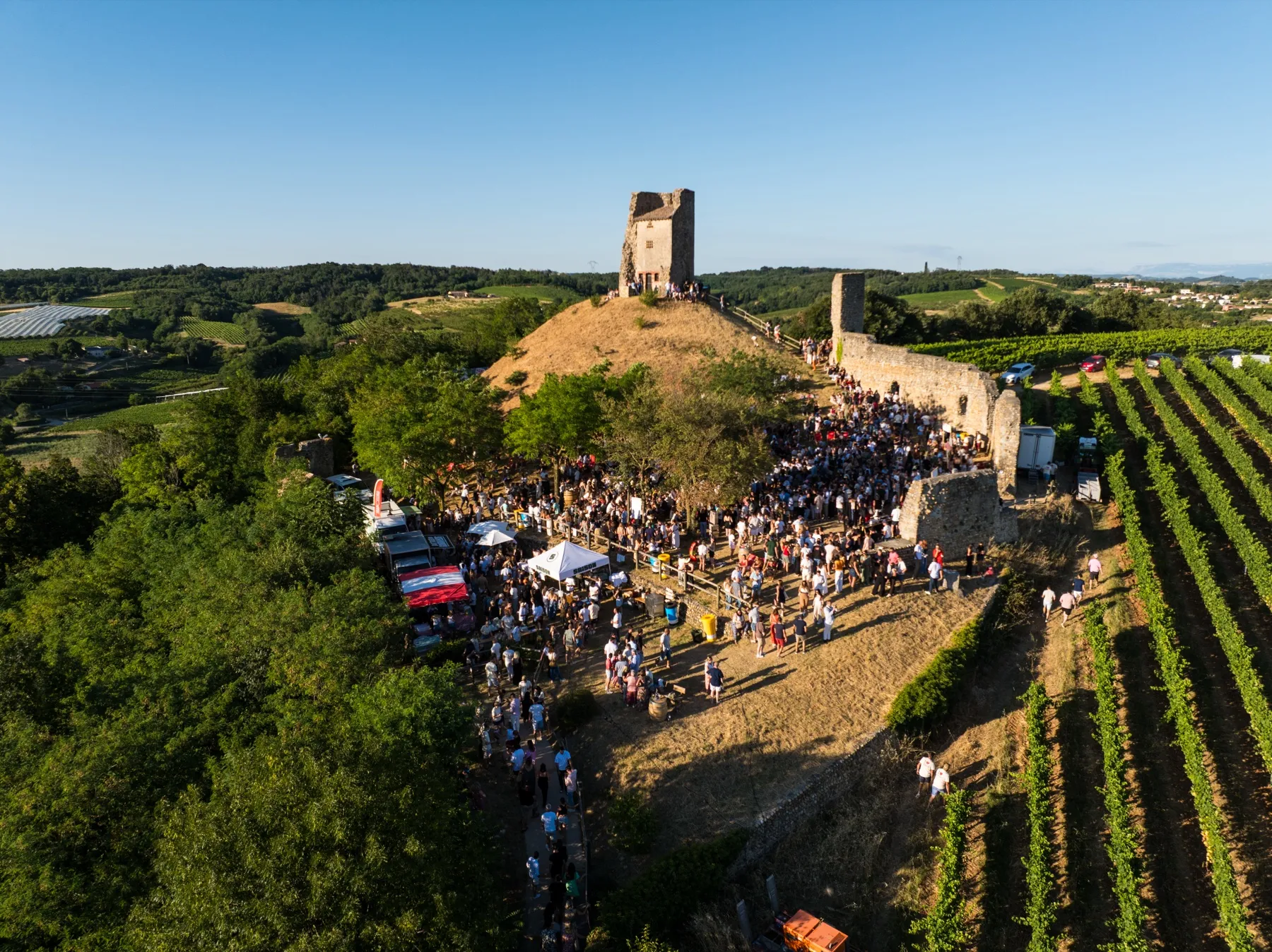 La tour de Crozes-Hermitage et la foule de la soirée Wine and Transat vues du ciel au coucher du soleil