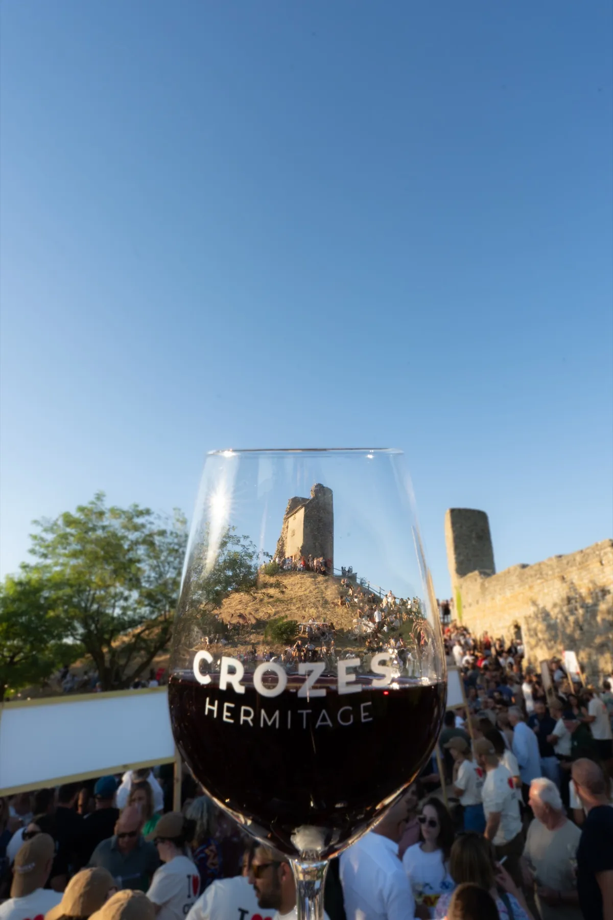 La tour du village dans le reflet d'un verre gravé Crozes-Hermitage