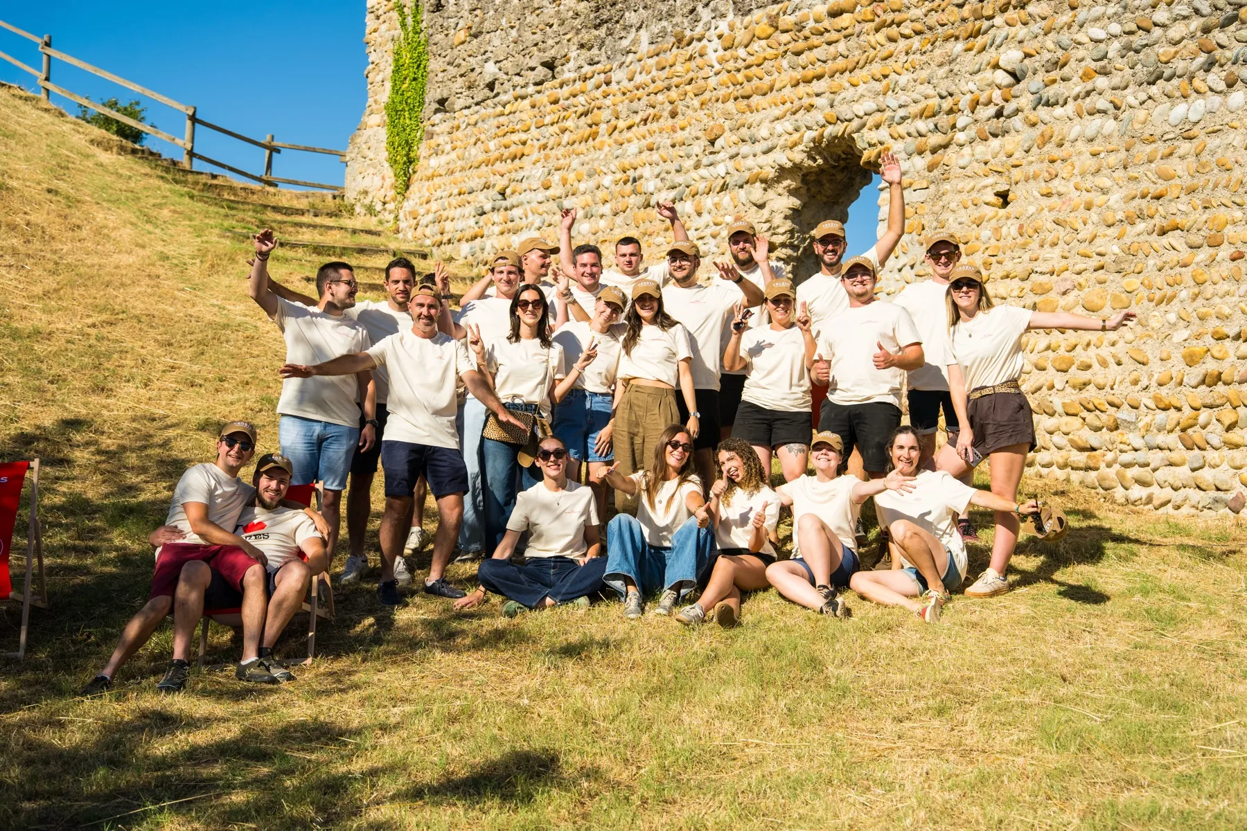 T-shirts I love Crozes dans la foule au pied des remparts