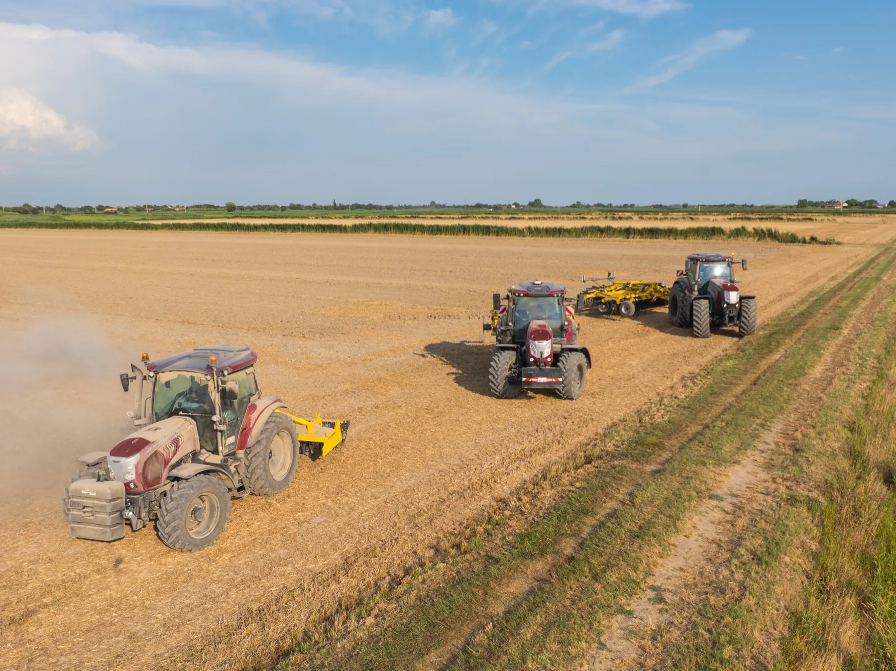 Les tracteurs et leurs outils face au drone, ciel bleu de Camargue