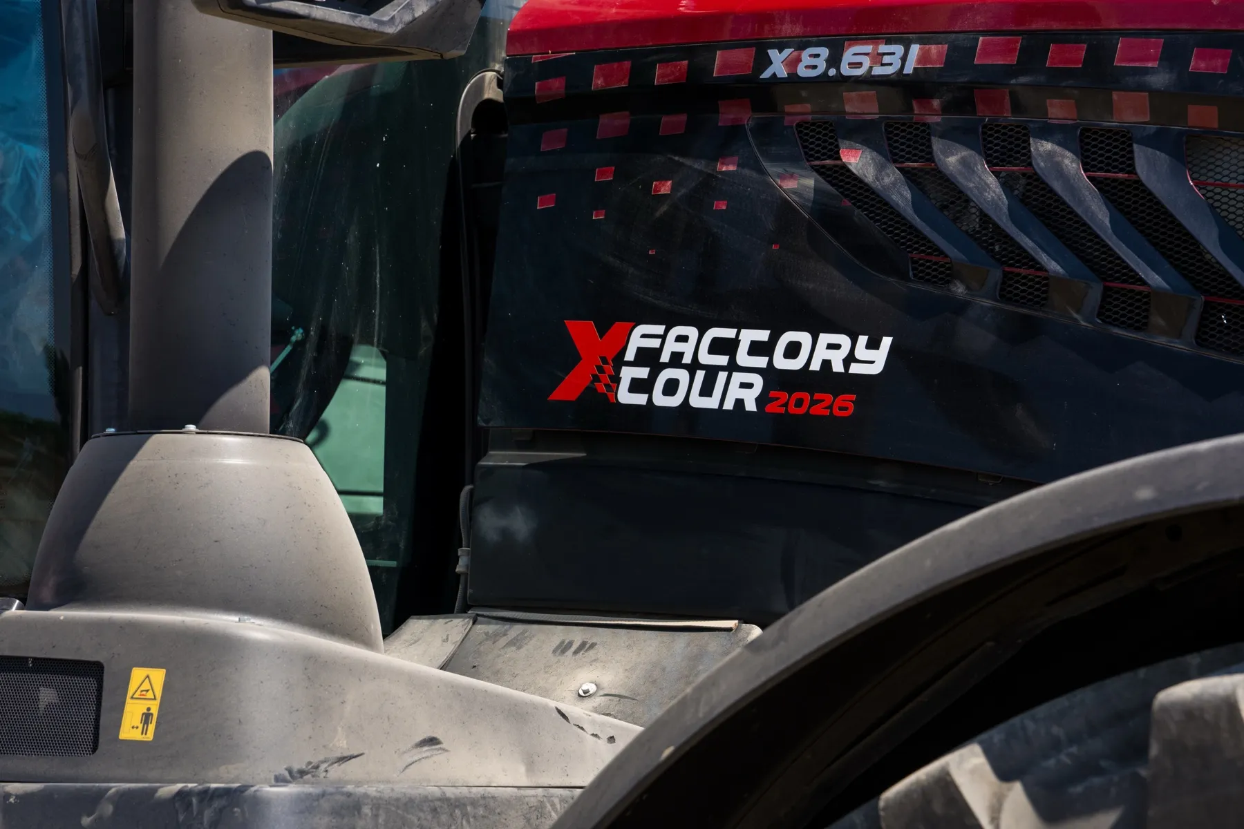 Détail du sticker XFACTORY TOUR 2026 sur le capot d'un X8.631